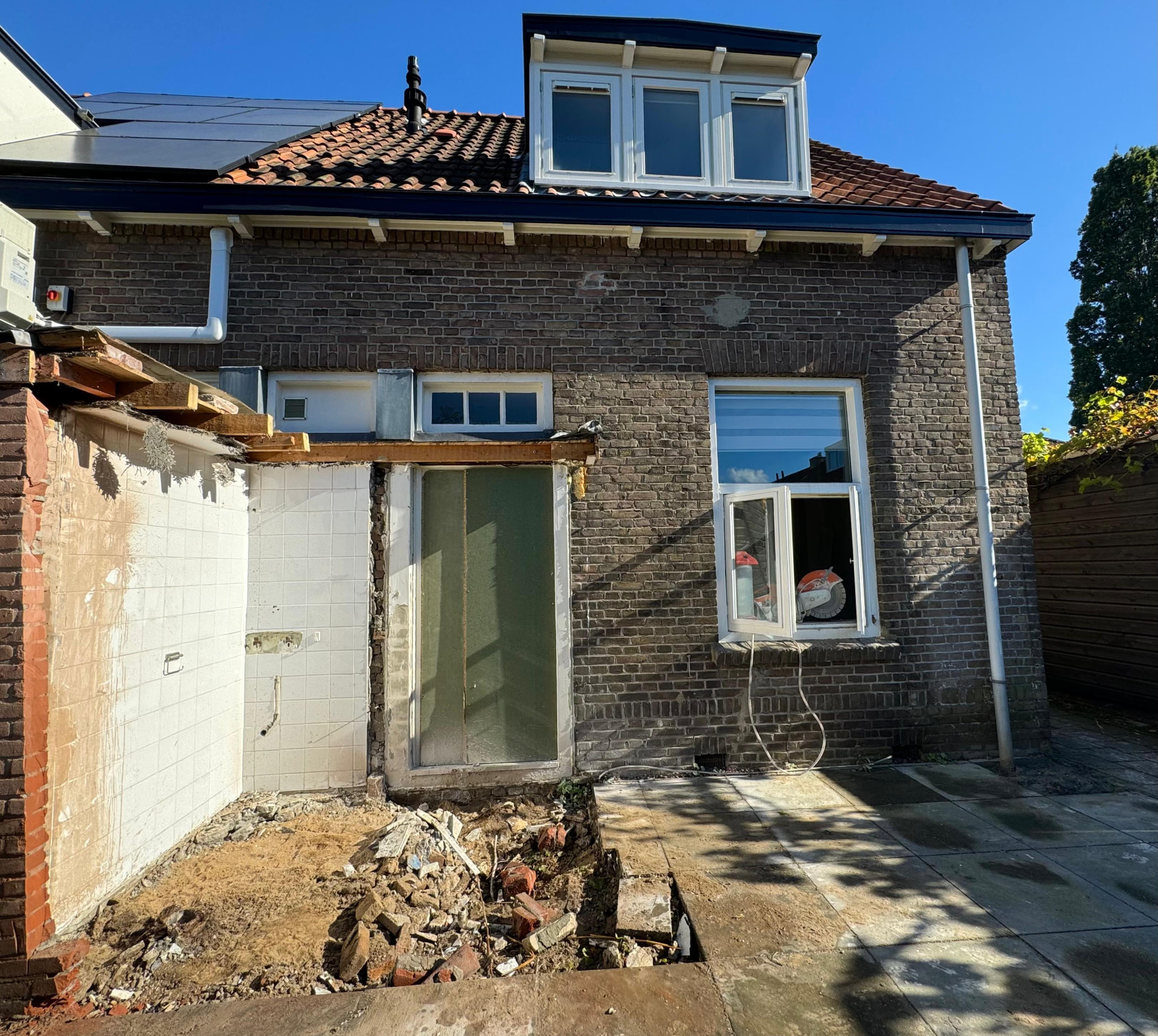 Achtergevel van een woning na de gecontroleerde gedeeltelijke sloop van een aanbouw