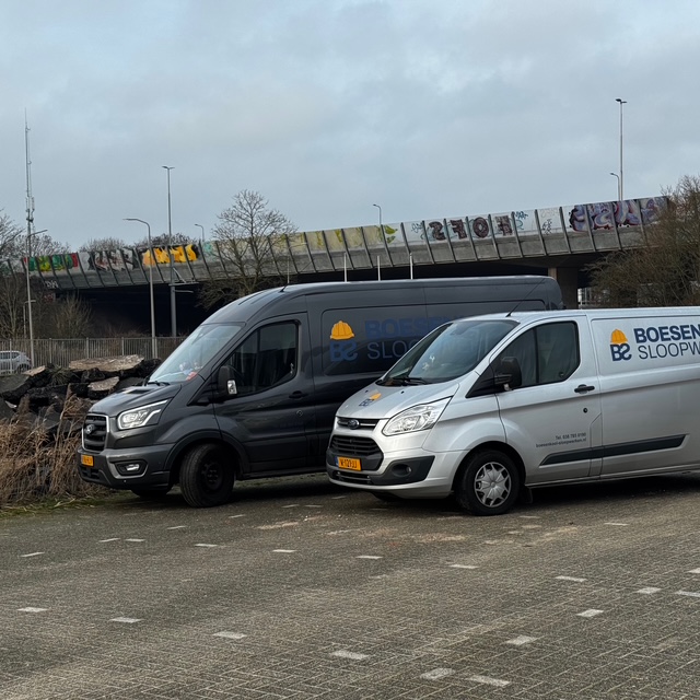 Werkbussen van Boesenkool Sloopwerken geparkeerd bij een projectlocatie in de regio Zwolle