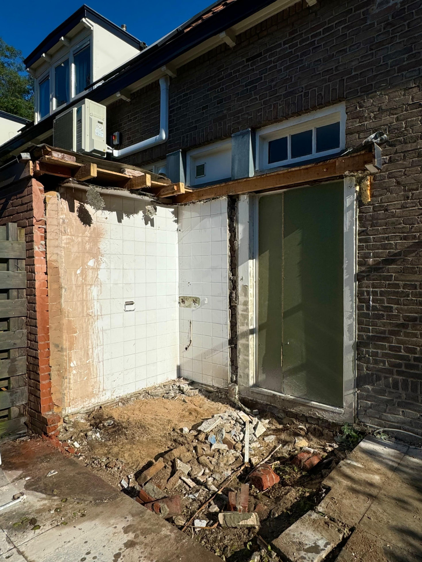 Achtergevel na het zorgvuldig verwijderen van een gemetselde aanbouw