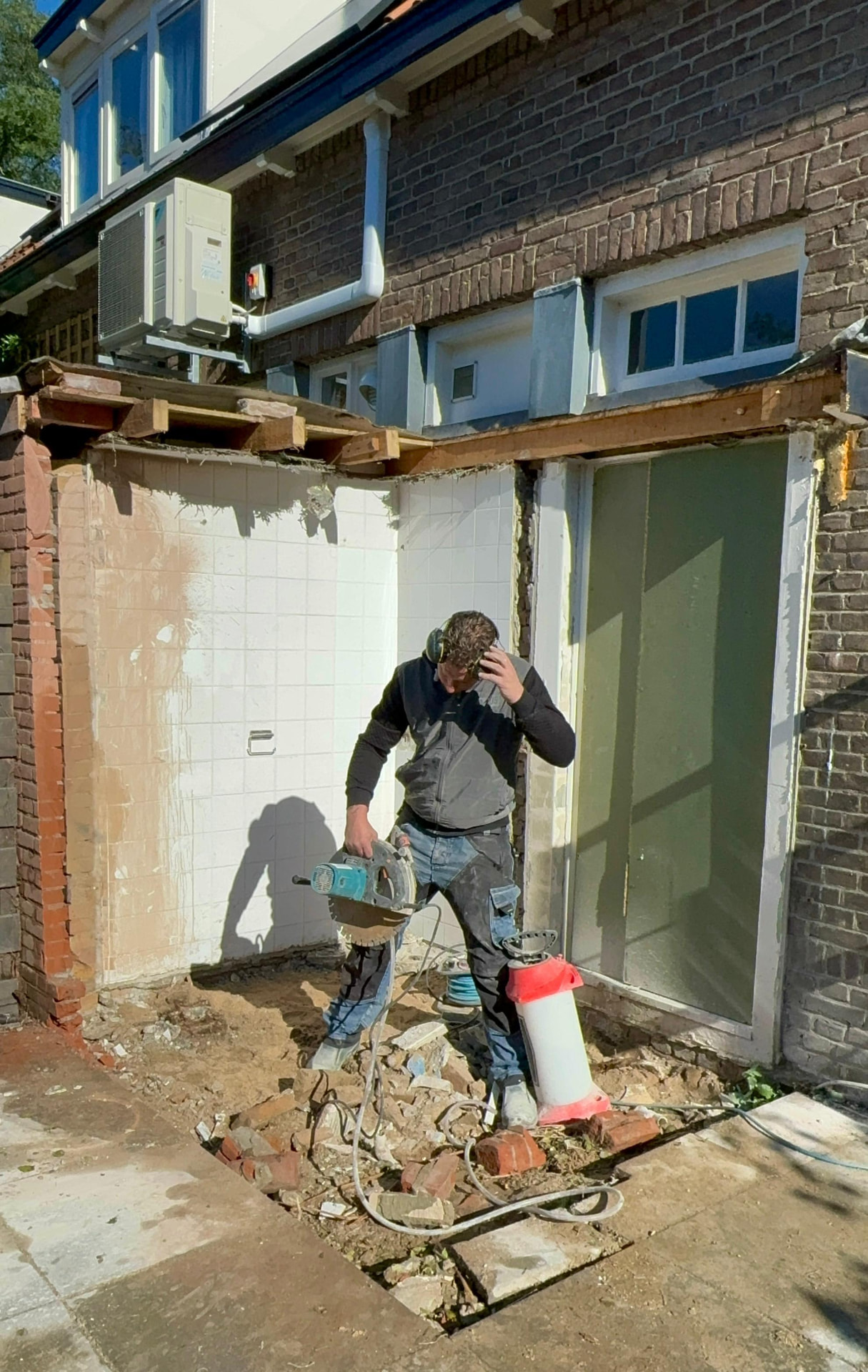 Precisiezaagwerk aan achtergevel