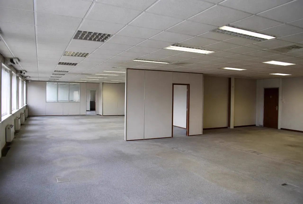 Verouderde kantoorverdieping voor de renovatiesloop